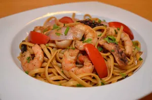 tallarin salteado de mariscos