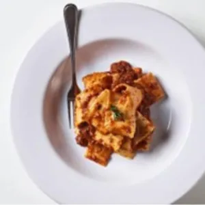 PAPPARDELLE AL RAGÚ E VINO ROSSO