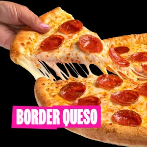 Pizza Border Queso Pepperoni con borde relleno de queso bañado en nuestra salsa de ajo parmesano, pepperoni y mozzarela.