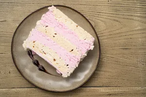 Trozo de torta  helado Merengue Frutilla