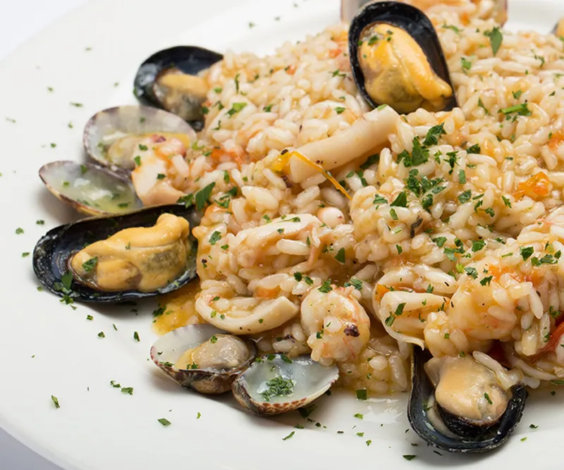 Arroz con choritos y ciboulette + entrada y postre. Arroz con choritos y ciboulette + entrada y postre.