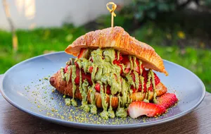 Croissant Pistaccio / Frutillas