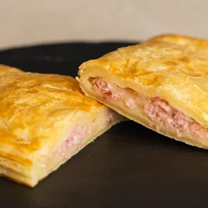 Empanada Jamon queso en masa de hoja