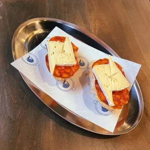 Pintxo de Chorizo y Queso Camembert