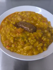 Porotos con mote y chorizo + entrada y postre.