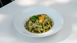 Fetuccini al Pesto y Tomate Cherry