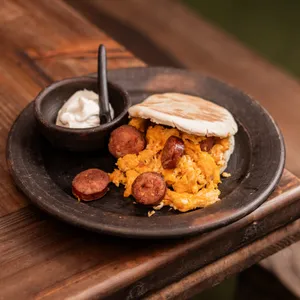 Arepa de trigo rellena con huevo y chorizo