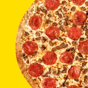 Nuestra exquisita salchicha italiana y pepperoni importados directamente de USA con queso mozarella y salsa de tomate.