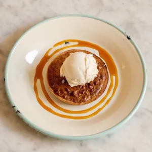 Tartaleta de nuez y manjar con helado