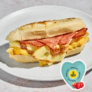 Sandwich de huevo y tocineta