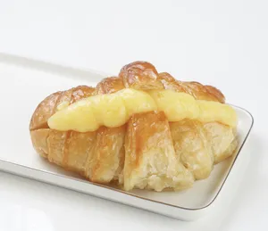 Medialuna rellena de pastelera