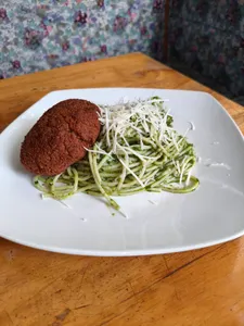Pasta al pesto con falafel