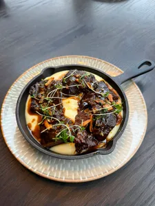 Carrilleras glaseadas con puré ahumado