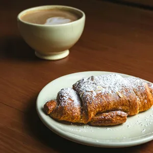 Croissant relleno de almendras