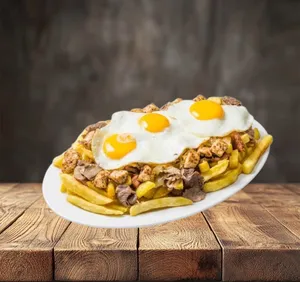 Papas fritas, cebolla frita, choricillo, churrasco, pollo y huevo frito.
