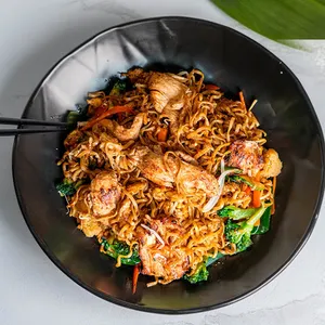 Pad Kee Mao con Pollo