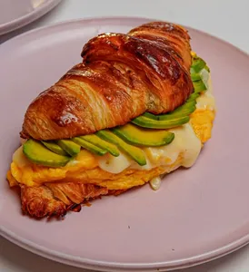 CROISANT HUEVOS REVUELTOS, PALTA Y QUESO