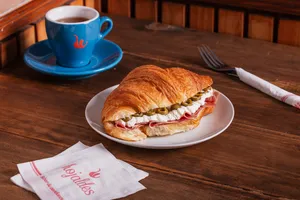 Croissant Grande Jamón Serrano, Queso Crema, Aceitunas Verdes
