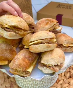 Tapaditos mechada, cebolla y queso