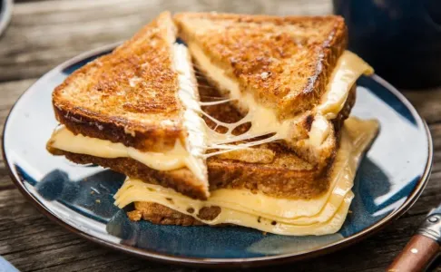 Sandwich de masa madre relleno de tres quesos