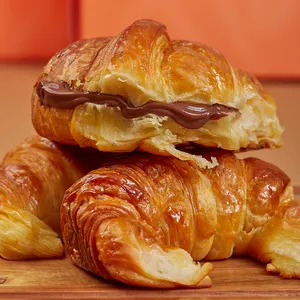 Medialunas Artesanales Con Crema Pastelera De Chocolate 70%