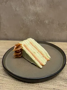 Trozo de panqueque pistacho manjar