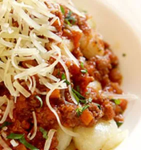 Gnocchi con boloñesa clásica