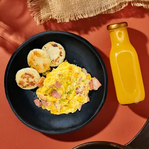 Combo huevos con tocineta y bebida