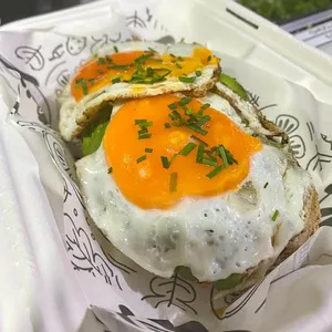 Tostada en masa madre: huevo, palta y tomate cherry