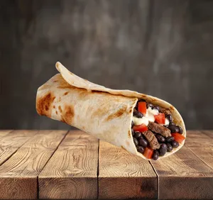 Fajita de carne sazonada, tomate, porotos negros y mayonesa casera