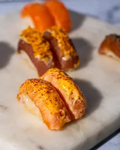 Nigiri de salmón spicy