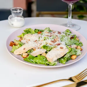 ENSALADA CESAR CON POLLO