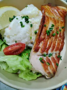 Salmón al sartén con papas mayo