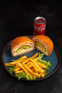 Sushi burguer pollo + papas fritas + bebida 220 ml