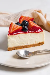 Porción de cheesecake de frutos rojos