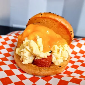 Sándwich huevo con salchichas y cheddar