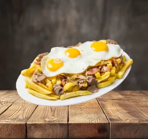 Papas fritas, cebolla frita, choricillo, churrasco y huevo frito.
