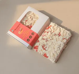 Torta de merengue artesanal con durazno, manjar y nueces de La Merengona en Las Condes, Santiago.