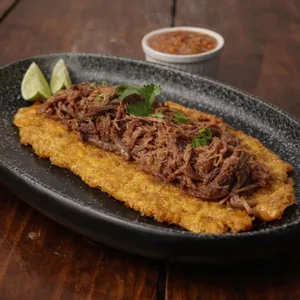 Patacón con carne desmechada
