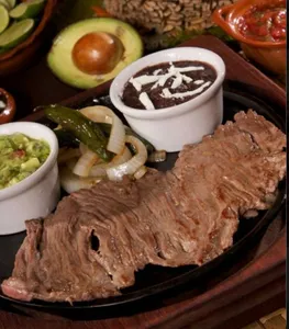 Arrachera con chiles toreados y frijoles