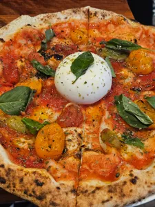 Pizza Burrata e Pomodorini