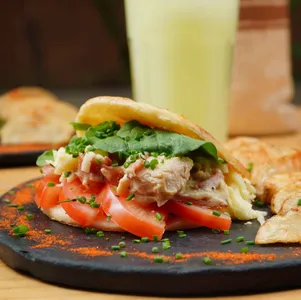 Arepa Pollo tocineta