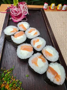 28. Hosomaki Sake Cheese