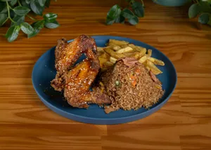 Combo arroz al wok + 2 alitas + papas fritas