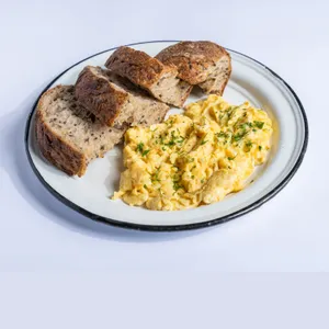 1/4 hogaza con huevos revueltos