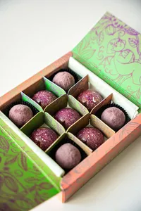 Caja de bombones y trufas del mes morado (9 unidades)