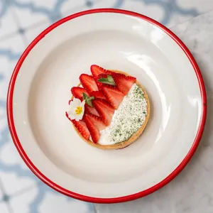 Tartaleta De Limon Y Frutillas