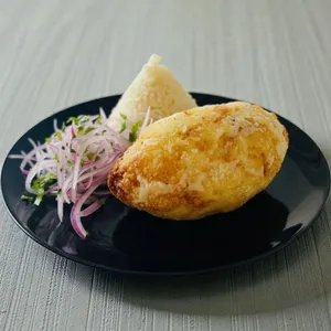 Papa Rellena con Arroz y Zarza Criolla