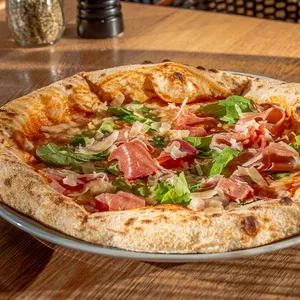 Prosciutto, rúgula y parmesano