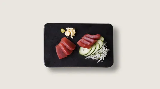 Sashimi de atún corte grueso
